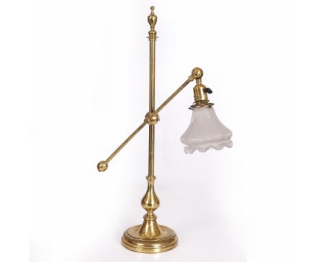 AN ANTIQUE BRASS ADJUSTABLE TABLE LAMP with a glass shade, overall 67cm in height