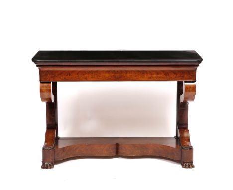 AN EARLY 19TH CENTURY BLACK MARBLE TOPPED MAHOGANY CONSOLE TABLE with a single frieze drawer, a shaped base and lion's paw fr