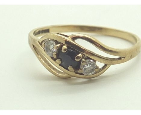 9ct yellow gold ring with single black charm and two diamonds size P