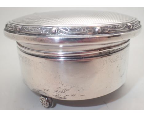 Silver jewellery box Birmingham 1970 with engine turned lid on three flower head feet 194g