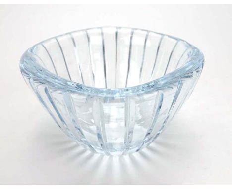 An Orrefors clear and incised glass bowl of shallow form, d. 12 cm CONDITION REPORT: Some very slight surface marks