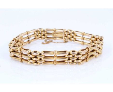 Edwardian 9ct gold gate bracelet with integral clasp, approximately 17.5cm.Good condition commensurate with age, the clasp is