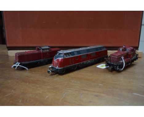 THREE UNBOXED MARKLIN HO GAUGE LOCOMOTIVES, series 220 BB diesel, No.V200006 (3021), series 212 BB diesel, No.V1002215 (3072)