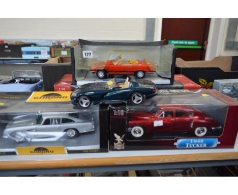 A COLLECTION OF 4 BOXED AND 1 UNBOXED DIECAST CARS, contents are 1 x Mercedes and 1 x Lincoln, manufactured by Sunstar, 1 x A