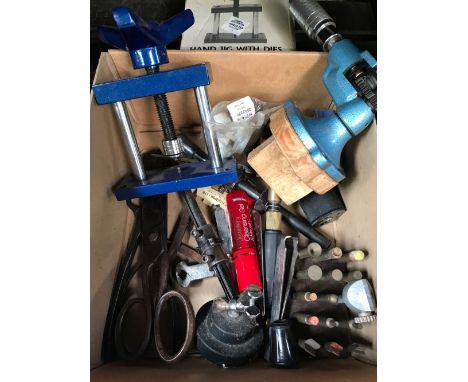 SMALL CARTON OF JEWELLERY TOOLS INCL; A RING FORMING TOOL, HAND JIG, SCISSORS &amp; SMALL SET OF BRASS DOPS