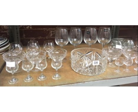 SHELF OF VARIOUS DRINKING GLASSES, DECANTERS, ICE CREAM FRUIT BOWLS, GLASS DISHES, BOWL WITH SLIGHT EDGE CHIP &amp; 4 DARTING