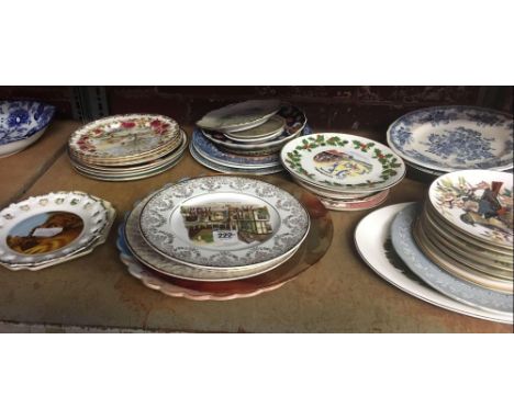 SHELF OF VARIOUS COLLECTORS PLATES BY BRADEX, 4 ROYAL ALBERT FOUR SEASONS SUMMER PLATES &amp; VARIOUS OTHERS IN BLUE &amp; WH