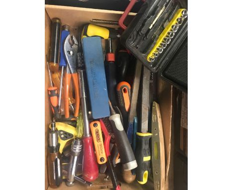 RULERS, 6ft 63/4''/ 2 METRE FOLDING RULE, ''NO NIP'' TIN SNIPS, SCREW DRIVERS, PLIERS WITH CUTTERS, NAIL PULLERS, 9'' LEVEL, 