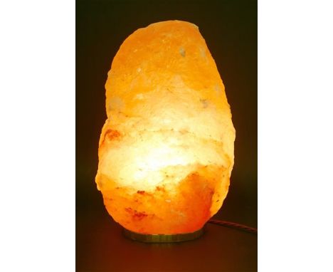 A quartz boulder table lamp, on a brass plinth, 33.5cm high