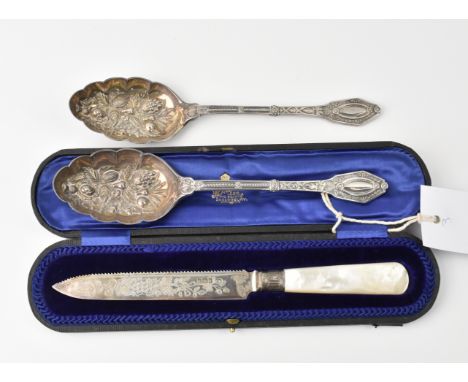 A cased Edwardian silver &amp; mother of pearl cake knife Harrison Bros &amp; Howson, Sheffield, 1908, together with a pair o