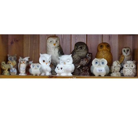 A shelf of owl ornaments, including Beswick 