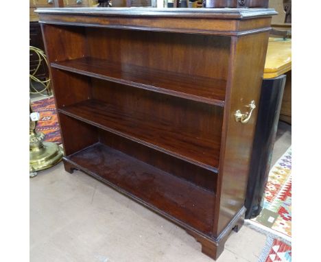 An Edwardian mahogany open bookcase with 2 adjustable shelves, on bracket feet, W107cm, H93cm 