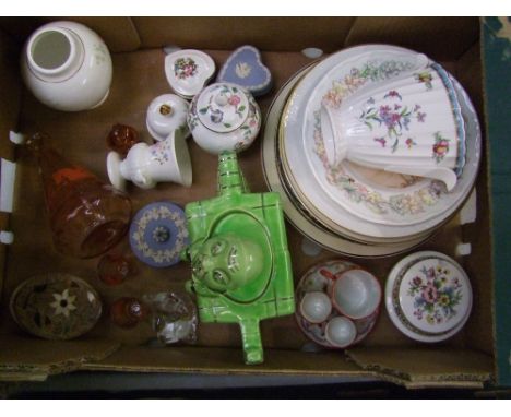 A mixed collection of items to include: 1930's Lingard tea pot, Spode vase, Aynsley temple jar etc ( 1 tray) 