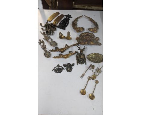 Brassware and gilt metal to include a brass pin dish, decorated with a nude classical lady, a door knocker fashioned as a sta