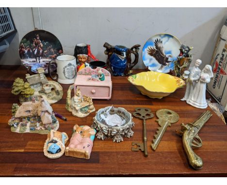 A mixed lot of collectables to include a Royal Winton Petunia dish, a Lilliput Lane miniature house, two hand painted Toby st
