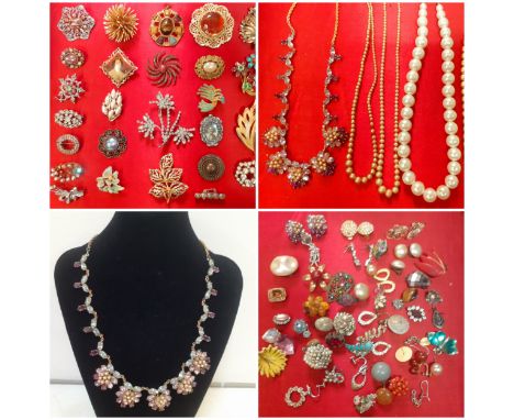 A quantity of vintage costume jewellery to include paste stone brooches A/F, a Sarah Coventry gold tone leaf brooch, simulate