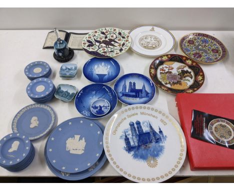 Mixed ceramics to include Wedgwood Jasperware ceremonial plates celebrating the Signature of the Declaration of American Inde
