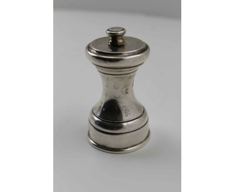 JOHN GRINSELL &amp; SONS A SILVER PEPPER GRINDER of baluster form, Birmingham 1940, 8cm high 