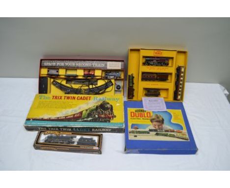 A SELECTION OF OO GAUGE MODEL RAILWAY ITEMS to include a Mainline Trix 0-6-0 tank engine with tender, No.5530 "Sir Frank Ree"