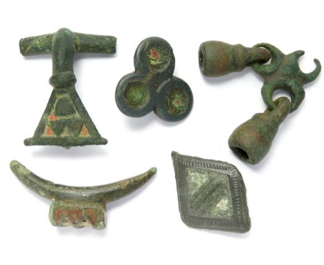 Roman Artefact Group (5). Circa 1st-2nd century CE. To include, an enamelled fantailed brooch, complete with pin. A trefoil s