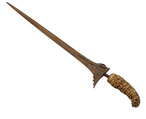 Indonesische Kris ,19/20 Jhd. , mit fein geschnitzten Griff aus Bein ,Rankenmuster , Klinge aus Stahl ,Länge: 55 cm ,Klingenm