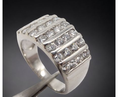 Ring mit rund facc. klaren Steinen, Sterlingsilber, 925/000, Ringgröße 57, Gewicht 6,2 Gramm