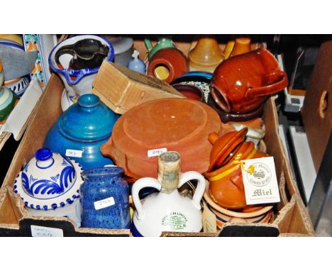 Large quantity of Spanish-style painted pottery including jugs, plates, dishes, assorted stoneware and a ceramic liquore di l