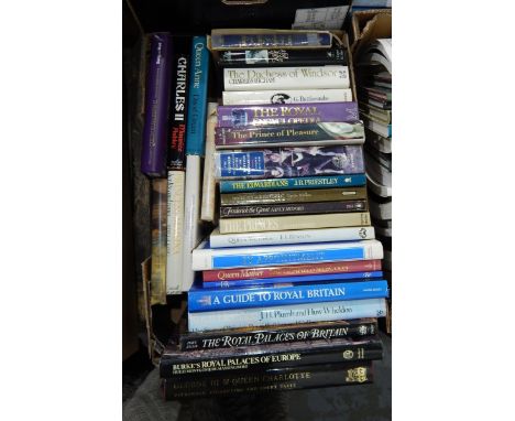 Quantity of books on art and other subjects including 50 Wonders of the World, Diana Portrait of a Princess, The Queen's Pict