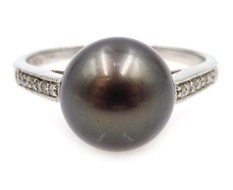 White gold single grey pearl ring with diamond shoulders, hallmarked 9ct Condition Report &amp; Further Details Approx 3.3gm,