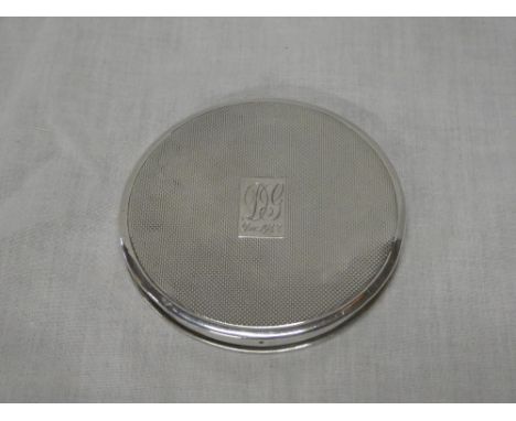 A ladies silver circular compact with engine turned decoration, Birmingham marks 1941