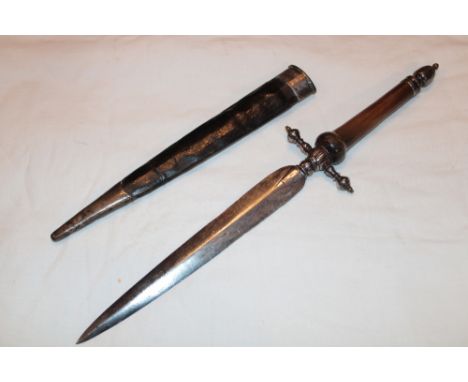 A late 17th/early 18th century Italian plug bayonet 7½" double edged steel blade, steel guard and tapered horn grip in later 