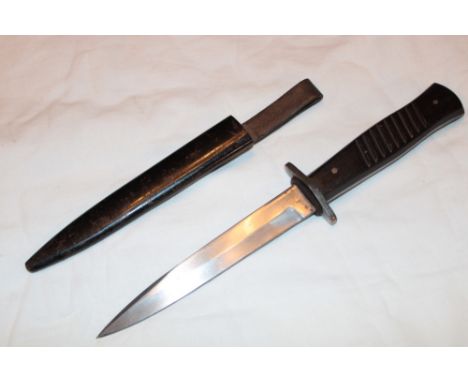 A scarce First War German trench fighting dagger with 6" single edged blade stamped "Gottileb Hammesfahr Solingen Foche" with
