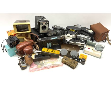 Collection of cameras, including Kodak Bantam coloursnap II, Kodak Brownie model I, Kodak instamatic, Halina 35X and three ot