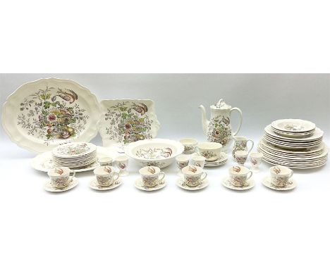 Royal Doulton Hampshire pattern tea and dinner wares, comprising six dinner plates, three salad plates, five bowls, three sma