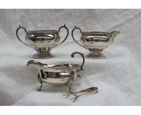 A George V silver pedestal sugar basin and matching cream jug, Birmingham, 1931, together with a George III silver sauce boat