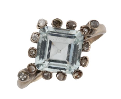 An Art Deco style aquamarine and diamond cluster ring, unmarked white metal settings with square-cut aqua and rose-cut diamon
