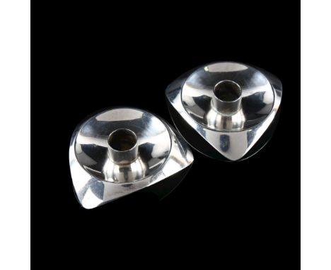 BENT KNUDSEN - a pair of Danish modernist sterling silver taper stick holders, model no. 1050, width 5.5cm, 1.2ozNo damage or