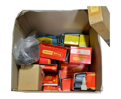 Hornby and Tri-ang OO gauge model railway accessories, track and controllers, one box including R582A ticket office; platform