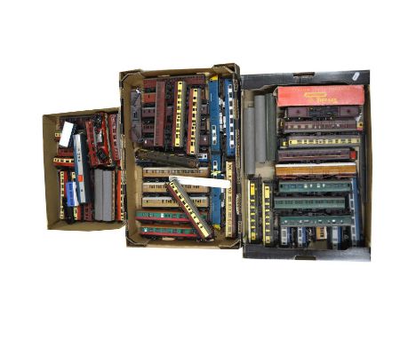 OO gauge model railway passenger coaches, three trays of various types, mosty Tri-ang. 