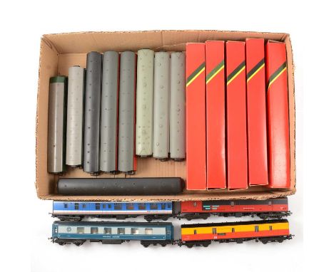 OO gauge model railway passenger coaches, eighteen including six Hornby R230 Pullman Golden Arrow 1st class coaches (five box