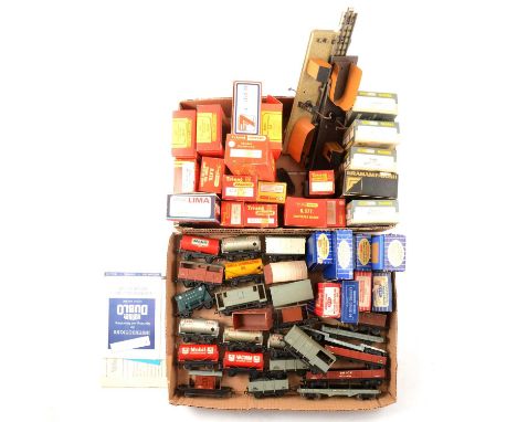 OO gauge model railway wagons, tankers and accessories, two trays including loose Hornby Dublo examples, boxed Tri-ang and Wr
