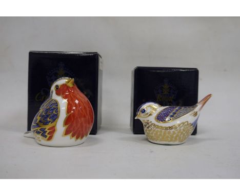 Royal Crown Derby paperweight in the form of a robin, with gold button to base and a Royal Crown Derby paperweight of gold cr