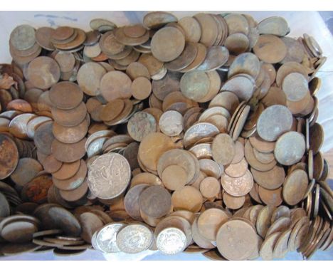 A large unsorted collection of English bronze and nickle plated coinage 