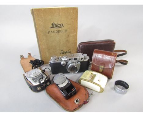 Leica DRP Ernst Litz Wetzlar No 337476 vintage camera with case and manual together with a further Gossen colour finder (3) 