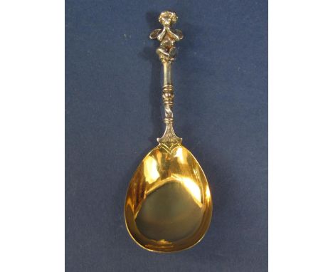 Good quality Victorian silver caddy spoon mounted by a cast seated cherub with gilt bowl, maker William Edwards, London 1875,