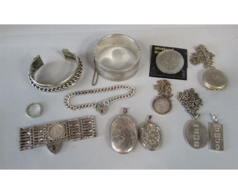 Collection of silver / white metal jewellery to include a good quality hinged bangle with engine turned decoration - maker 'H