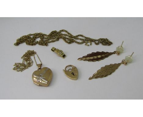 Group of 9ct jewellery comprising a rope twist necklace (af), a heart shaped locket pendant necklace, pair of foliate design 