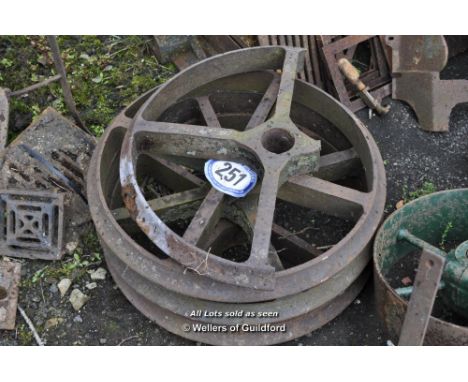SET OF FOUR CAST IRON CAMBRIDGE ROLLER RINGS (NORMALLY USED FOR SHEPHERDS HUTS), ONE A/F