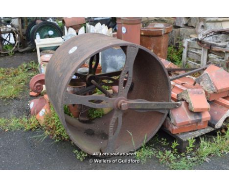 R.T. SMITH &amp; CO. WHITCHURCH, SALOP - LARGE CAST IRON GARDEN ROLLER, 920MM DIAMETER