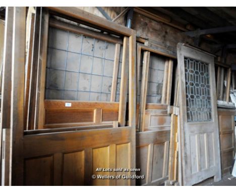 LIGHT OAK PANNELLED SCREEN SET INCLUDING LEADED LIGHT AND LIGHT OAK PANNELING 